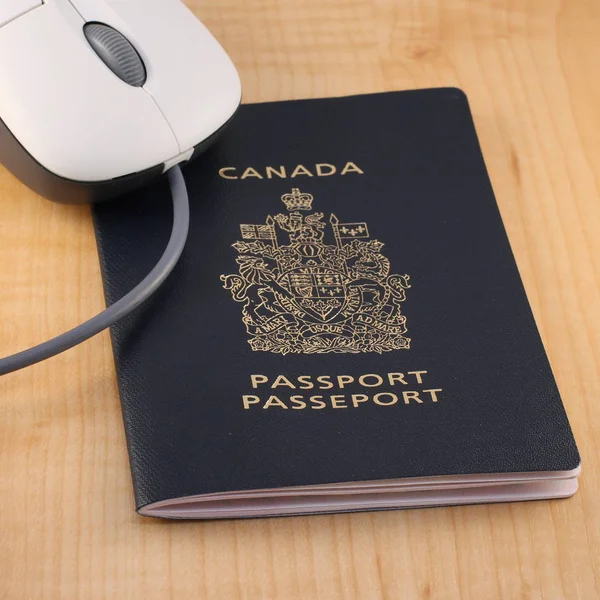 在线旅行预订概念 护照和电脑鼠标在办公桌上 — 图库照片