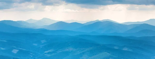 蓝色的山 全景视图的峰岭 — 图库照片