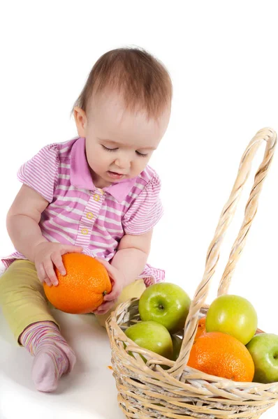 フルーツとピンクの女の赤ちゃんのショット — ストック写真