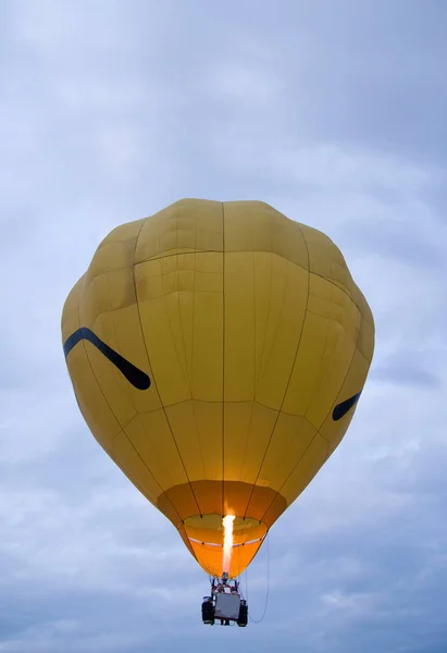 Gele Hete Lucht Ballon Opstijgen Vroeg Moring — Stockfoto