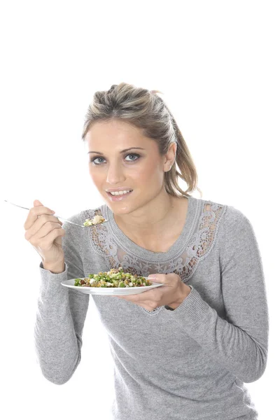 Modelo Liberado Mujer Joven Comiendo Ensalada Comida Integral — Foto de Stock