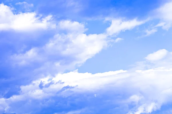 雲が閉じられた青い空 — ストック写真