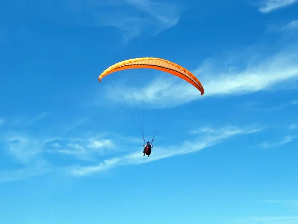 Paraglider Een Blauwe Hemel Met Dunne Wolken — Stockfoto