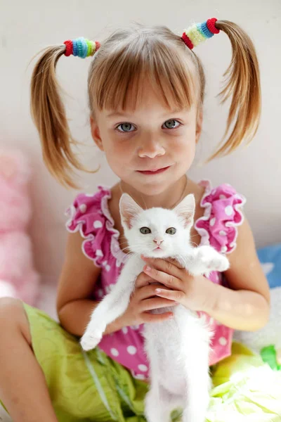 Portrait Adorable Enfant Avec Chaton — Photo