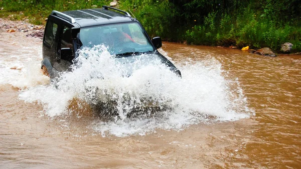 Road Vehicle Crossing Deep Stream Muddy Water Big Splash Hood — Stock Photo, Image