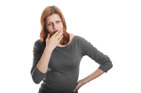 Hübsches Mädchen Gähnt Hinter Seiner Hand Auf Einem Weißen Hintergrund — Stockfoto