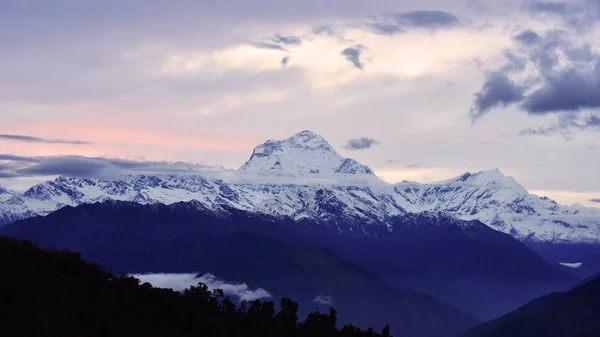 Θέα Του Σύννεφου Και Του Γαλάζιου Ουρανού Στην Οροσειρά Ανπουνά — Φωτογραφία Αρχείου