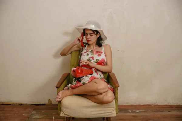 Симпатичная Девушка Звонит Кому Ретро Красному Телефону Сидя Старом Кресле — стоковое фото