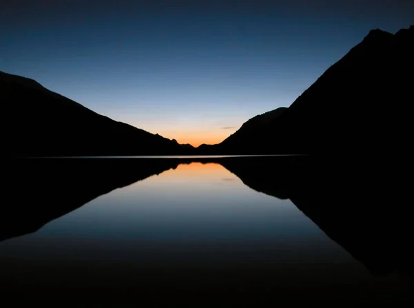 Masih Lake Reflecting Sunset Antara Pegunungan — Stok Foto