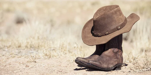 Brown Cowboy Hat Boots Outdoor Panoramic View — Stock Photo, Image