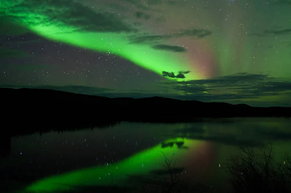 Noční Obloha Hvězdy Mraky Northern Lights Zrcadlena Klidné Jezero Yukon — Stock fotografie