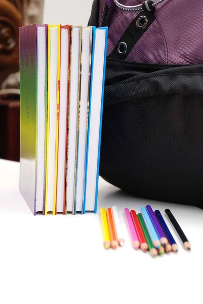 书和彩色铅笔 — 图库照片