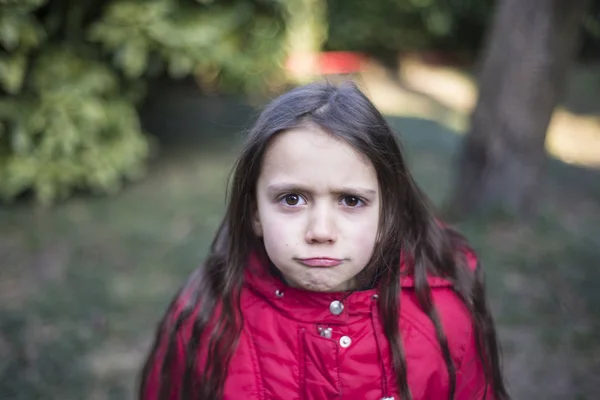 Retrato Niña Años Aire Libre Jardín Invierno Con Chaqueta Roja — Foto de Stock