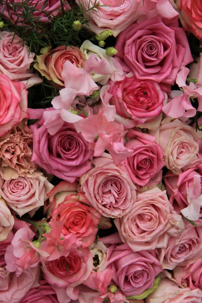 Ροζ Τριαντάφυλλα Ένα Νυφικό Ανθοδετική Κεντρικό Τεμάχιο Διακοσμήσεις — Φωτογραφία Αρχείου