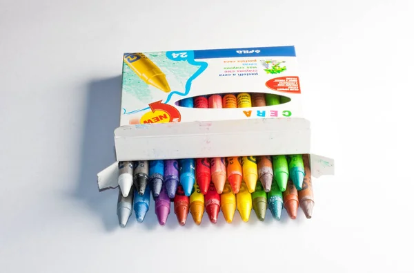 Gros Plan Crayons Intérieur Une Boîte Isolés Sur Fond Blanc — Photo