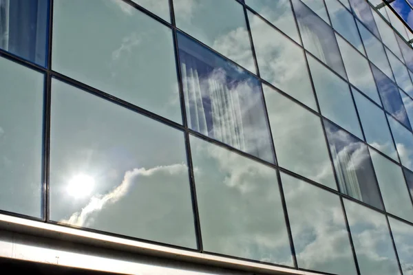 Rascacielos Reflejos Cielo Azul Nubes — Foto de Stock