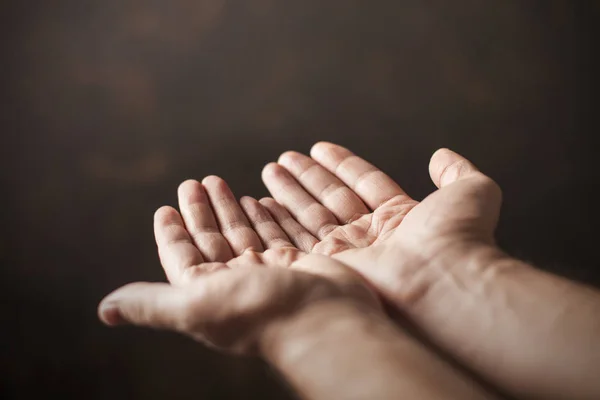 Kahverengi Bir Arka Plan Üzerinde Yalvarıyor Eller — Stok fotoğraf