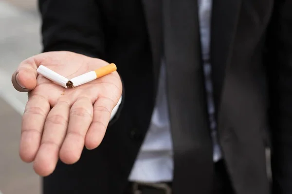 Новое Поколение Бизнесменов Отказывается Концепции Сигарет Бросания Курения Здорового Образа — стоковое фото
