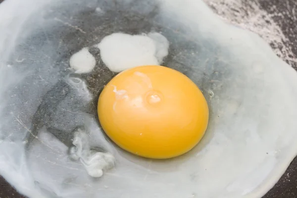 フライパンで卵を調理クローズアップ — ストック写真