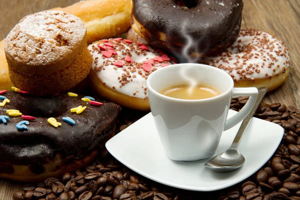 与甜甜圈和咖啡共进早餐 — 图库照片