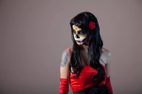 Klasik Şeker Kafatası Makyaj Ile Kız Ölüler Günü Cadılar Bayramı — Stok fotoğraf