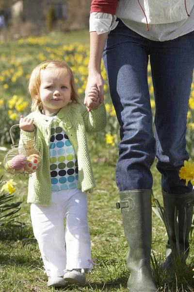 Madre Hija Campo Narcisos Con Huevos Pascua Decorados — Foto de Stock