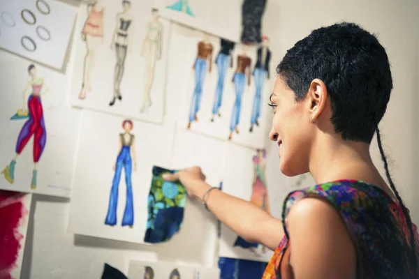 年轻人和小企业 西班牙妇女作为时装设计师和裁缝工作 看着新系列的草图在工作室 — 图库照片