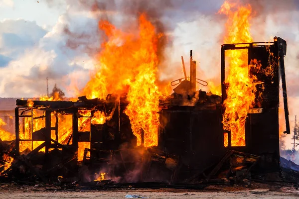 Brinnande Gammalt Trähus — Stockfoto