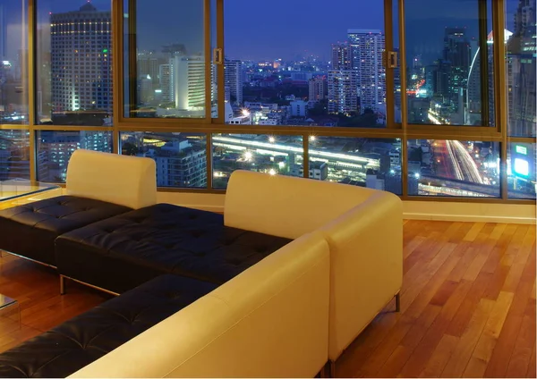 Modern Living Room Wooden Floors Leather Furniture Floor Ceiling Windows — Stock Photo, Image