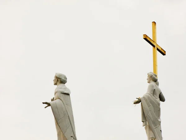 Pomnik Dwóch Świętych Ludzi Stojących Oglądając Niebo Krzyżykiem Rękach — Zdjęcie stockowe