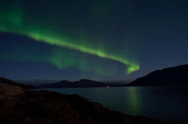 Hatalmas Aurora Borealis Táncol Éjszakai Égbolt Alatt Hegyi Fjord Táj — Stock Fotó