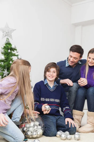 Familia Feliz Preparando Árbol Navidad — Foto de Stock