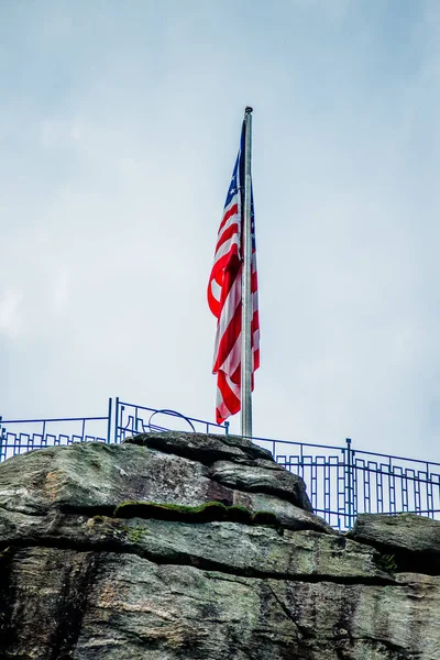 Καμινάδα Rock Και Την Αμερικανική Σημαία — Φωτογραφία Αρχείου