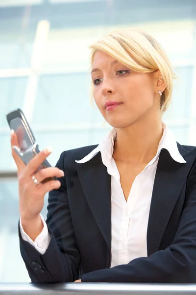 Mujer Negocios Mirando Teléfono Móvil Vista Ángulo Bajo — Foto de Stock