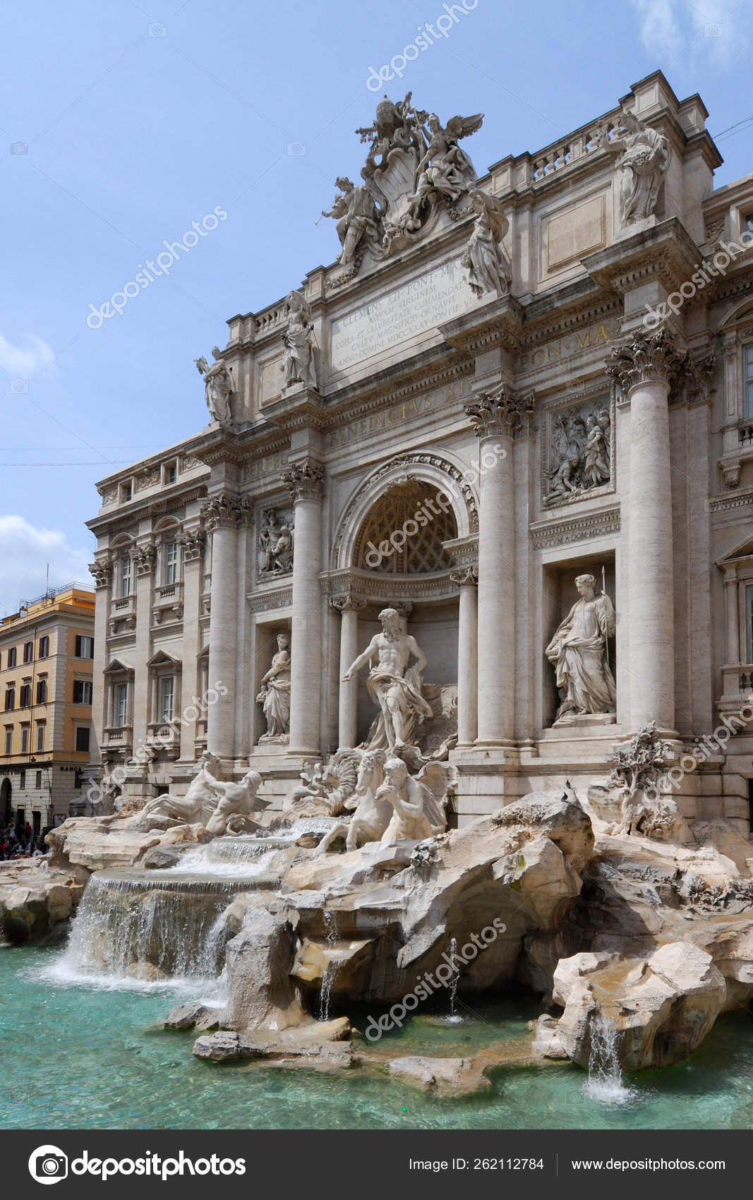 トレビの泉 ニコラ サルビスは ローマ最大の噴水のための劇場デザインを驚かせます 1762年に完成しました ストックエディトリアル用写真 C Yayimages