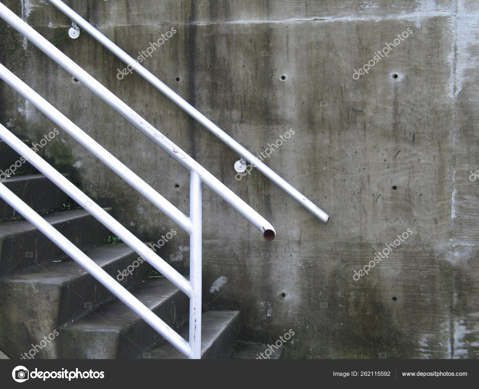 Боковое крепление перил к бетонной лестнице