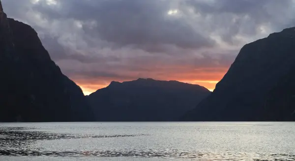 Malam Tampilan Atas Fjord Norway Dengan Langit Mendung Dan Pantai — Stok Foto