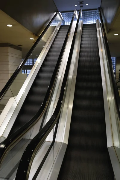 Современная Лестница Внутри Торгового Центра — стоковое фото