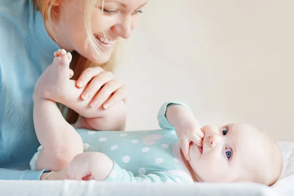 Portré Egy Anya Vele Hónapos Bébi — Stock Fotó