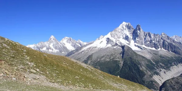 Vista Del Macizo Del Mont Blanc Detrás Una Pequeña Casa — Foto de Stock