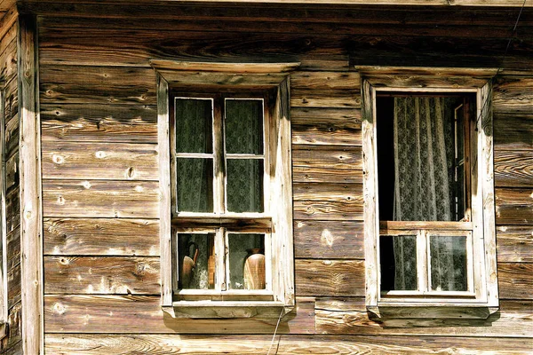 Два Красивих Вікна Сільського Дерев Яного Будинку Можуть Ідеально Проілюструвати — стокове фото