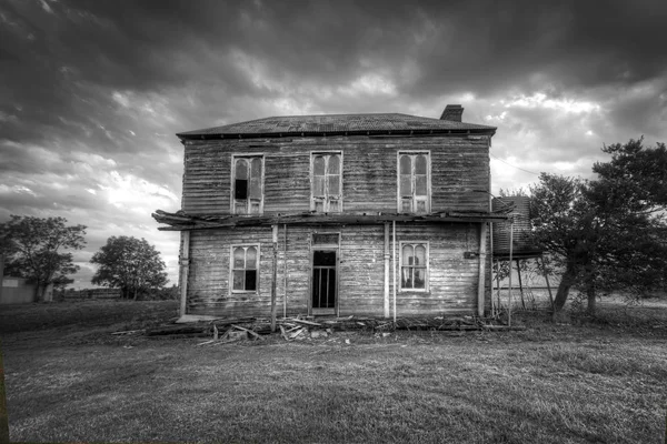 Monochrome Foto Van Oud Gebouw Overdag — Stockfoto