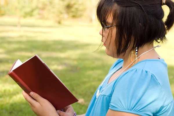 Nahaufnahme Eines Neunjährigen Mädchens Das Draußen Einen Roman Liest — Stockfoto