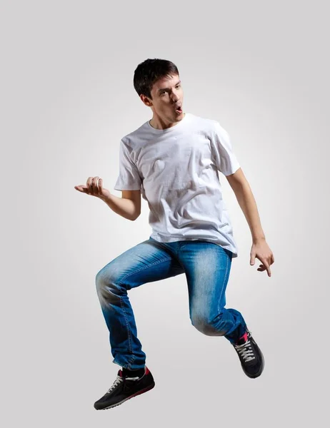 Moderner Schlanker Mann Hip Hop Stil Springt Tanzend Auf Grauem — Stockfoto