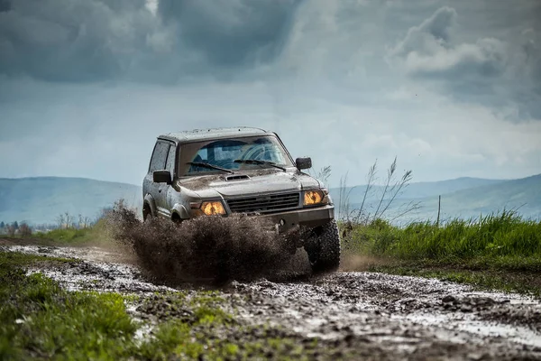 Big Quattro Quattro Fuoristrada Attraversando Strada Pozzanghera — Foto Stock