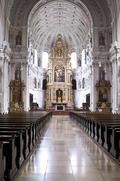 Gran Interior Catedral Europea Con Bancos — Foto de Stock