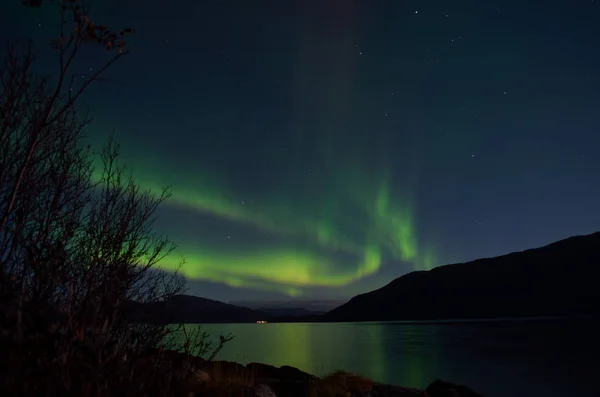 Poderosa Aurora Boreal Bailando Cielo Nocturno Sobre Montaña Paisaje Fiordos — Foto de Stock