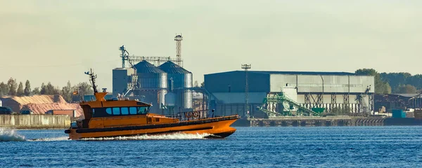 Oranžové Pilotní Loď Plující Kolem Továrny Lotyšsku — Stock fotografie