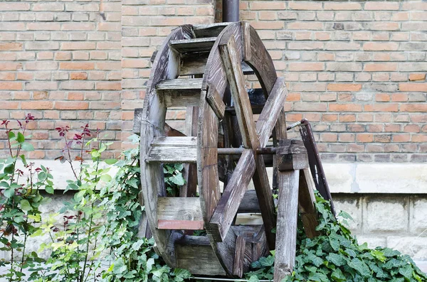 古い水車の木製の車輪 — ストック写真