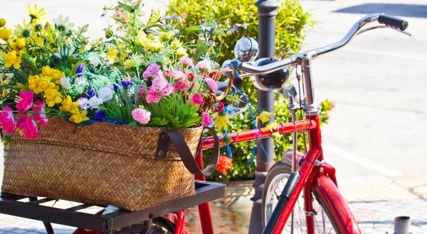 Παλιά Ποδήλατο Και Λουλούδια — Φωτογραφία Αρχείου